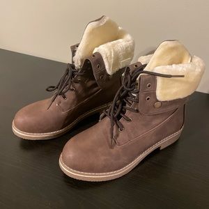 * BRAND NEW* Lace Up Boots